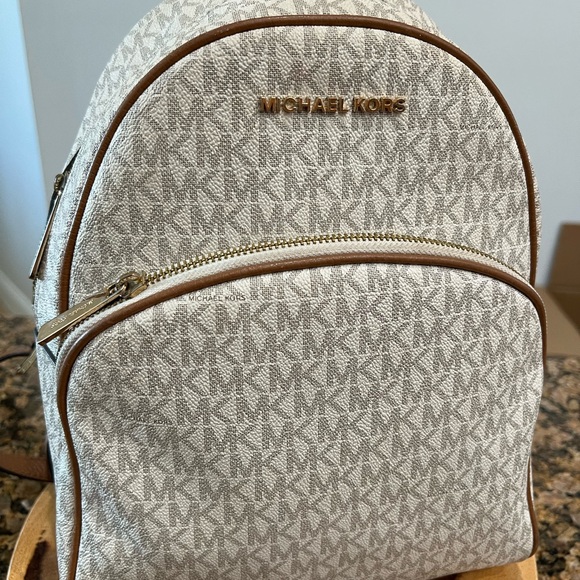 Michael Kors Abbey backpack and matching wallet - Picture 2 of 16